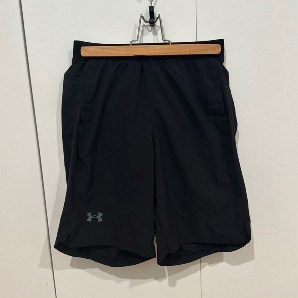 Under Armor Men’s Black Athletic Shorts Size small